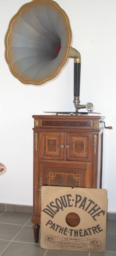 Stand-Grammophon II-05